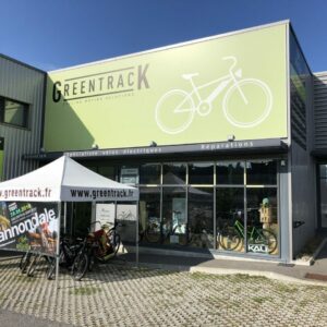 Extérieur du magasin de vélo de la Concession automobile et locaux d’activités à Vetraz-Monthoux