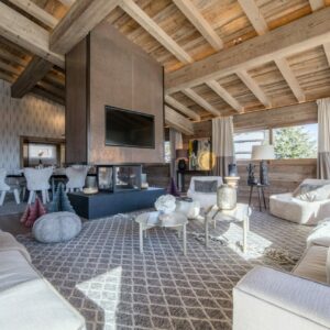 Salon avec cheminée du chalet luxueux à Demi-Quartier