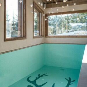 Piscine intérieur du chalet luxueux à Demi-Quartier