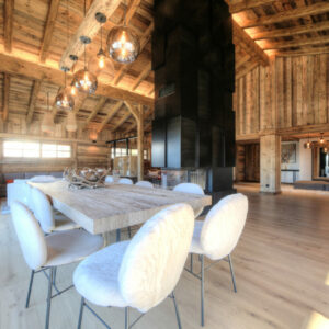 Salle à mangé avec cheminée du Chalet Traditionnel À Megève