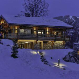 Extérieur de nuit du chalet montagnard à Megène