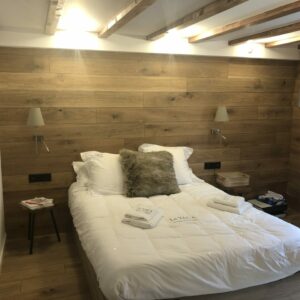 Chambre du chalet de village haut de gamme à Courchevel