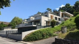 Vue de la route des 10 logements « cascade » à Aix-les-Bains