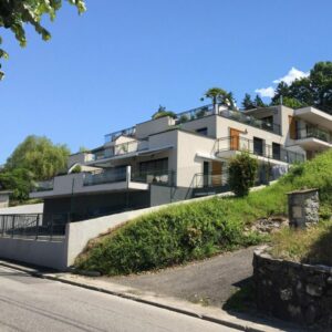 Vue de la route des 10 logements « cascade » à Aix-les-Bains