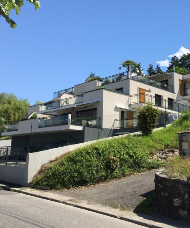 Vue de la route des 10 logements « cascade » à Aix-les-Bains