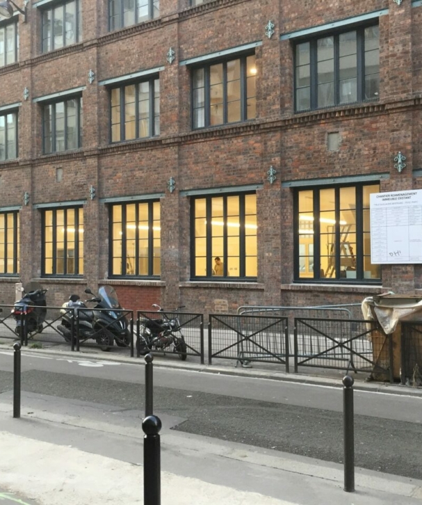 Extérieur des bureaux associatifs dans un bâtiment existant à Paris