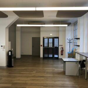 Entrée des bureaux associatifs dans un bâtiment existant à Paris