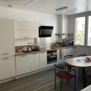 Deuxième cuisine des bureaux associatifs dans un bâtiment existant à Paris