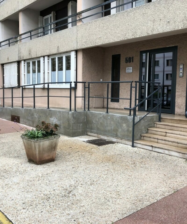 Local de kinésithérapie avec rampe d’accès à Caluire-et-Cuire